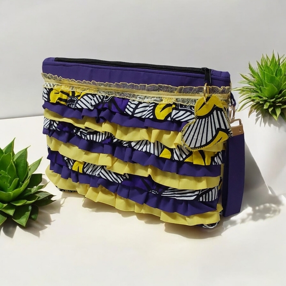 Handmade Ruffle zipper clutch bag - Picture 4 of 7